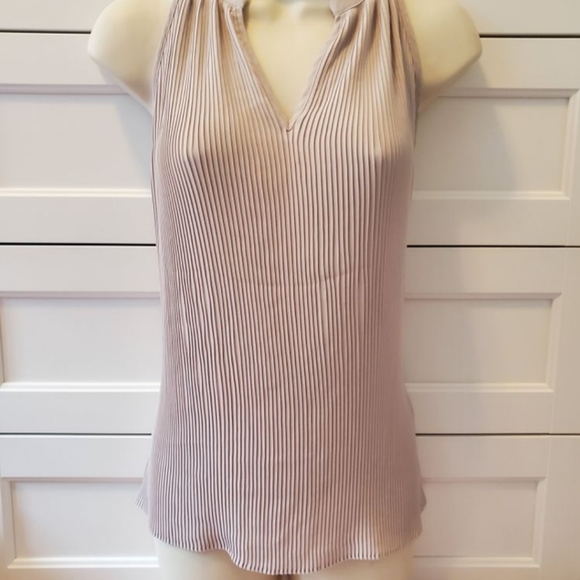 ๐3 for $25๐ Banana Republic Beige Flowy Accordion Pleated Top - Picture 2 of 8
